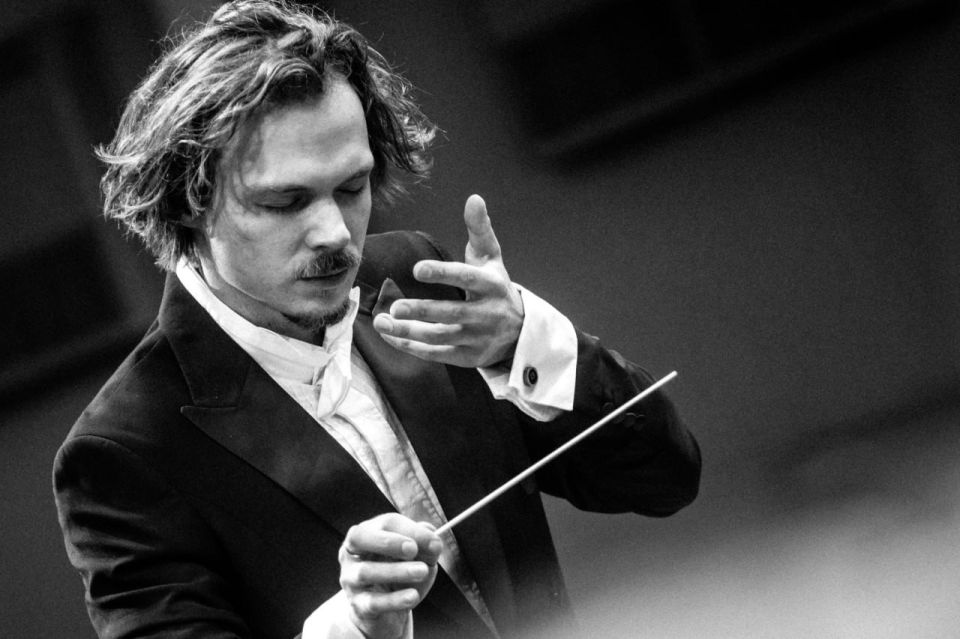 Денис Григорюк: Дирижер Дмитрий Бородин во время концерта симфонической музыки "Симфония жизни: от борьбы к победе" в стенах Донецкой филармонии Денис Григорюк: Дирижер Дмитрий Бородин во время концерта симфонической музыки "Симфония жизни: от борьбы к победе" в стенах Донецкой филармонии