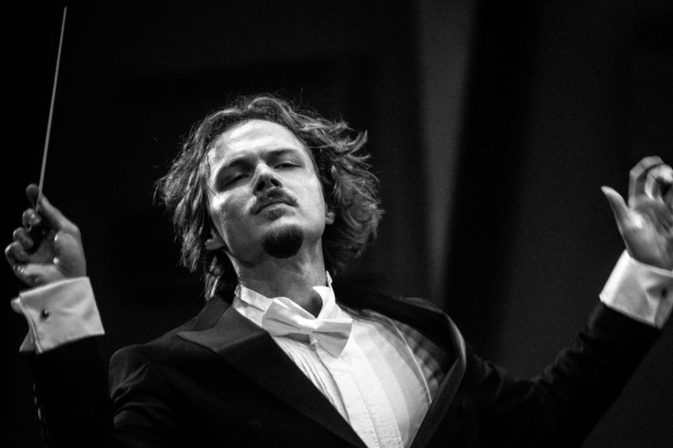 Денис Григорюк: Дирижер Дмитрий Бородин во время концерта симфонической музыки "Симфония жизни: от борьбы к победе" в стенах Донецкой филармонии Денис Григорюк: Дирижер Дмитрий Бородин во время концерта симфонической музыки "Симфония жизни: от борьбы к победе" в стенах Донецкой филармонии