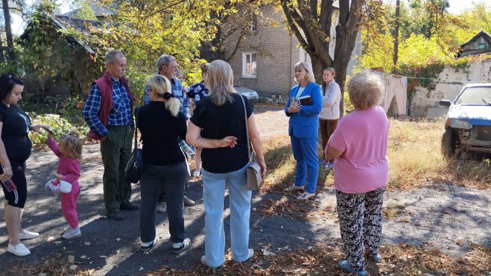Сегодня, 22 сентября в Червоногвардейском районе состоялась встреча заместителя руководителя Управы Червоногвардейского внутригородского района Администрации городского округа Макеевка Татьяны Задорожной с жителями жилого... Сегодня, 22 сентября в Червоногвардейском районе состоялась встреча заместителя руководителя Управы Червоногвардейского внутригородского района Администрации городского округа Макеевка Татьяны Задорожной с жителями жилого...