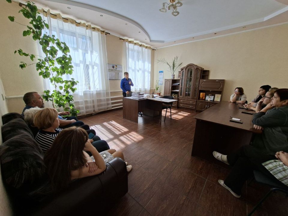 Сегодня, 22 сентября, заместитель главы администрации городского округа Дебальцево, Виталий Тур, встретился с трудовым коллективом - Дебальцевский участок тепловых сетей Филиала «Енакиевотеплосеть» Государственного... Сегодня, 22 сентября, заместитель главы администрации городского округа Дебальцево, Виталий Тур, встретился с трудовым коллективом - Дебальцевский участок тепловых сетей Филиала «Енакиевотеплосеть» Государственного...