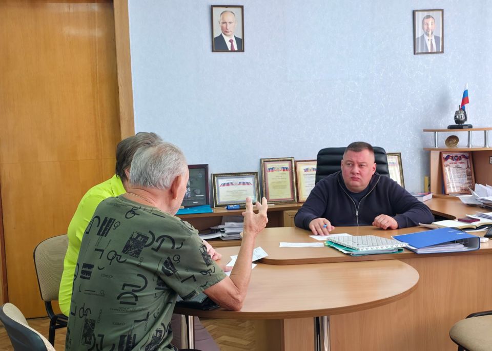 В понедельник, 22 сентября, руководитель Управы Куйбышевского внутригородского района Администрации городского округа Донецк Иван Адамец провел плановый прием граждан В понедельник, 22 сентября, руководитель Управы Куйбышевского внутригородского района Администрации городского округа Донецк Иван Адамец провел плановый прием граждан