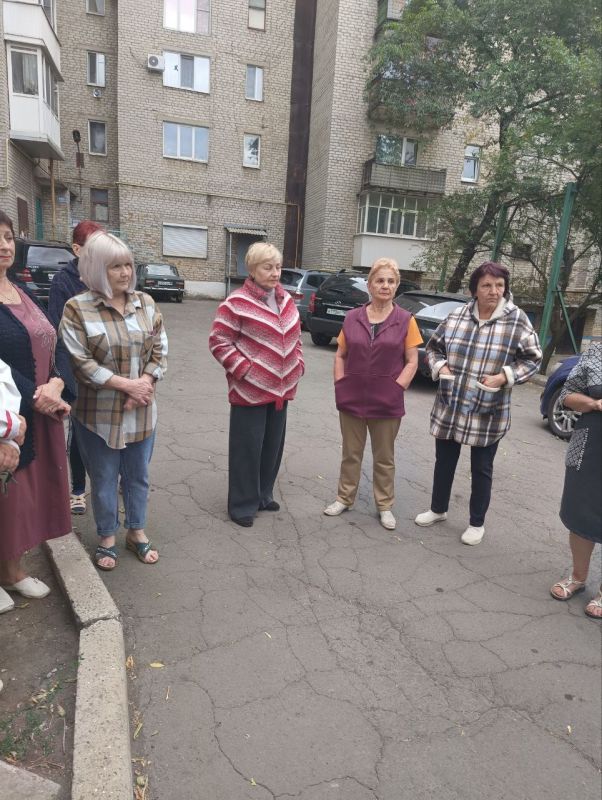 Встреча с населением. По поручению Главы Донецкой Народной Республики Дениса Пушилина, депутат Торезского городского совета Екатерина Диденко провела встречу с населением по адресу: ул. 50 лет СССР, д. 1. Екатерина... Встреча с населением. По поручению Главы Донецкой Народной Республики Дениса Пушилина, депутат Торезского городского совета Екатерина Диденко провела встречу с населением по адресу: ул. 50 лет СССР, д. 1. Екатерина...