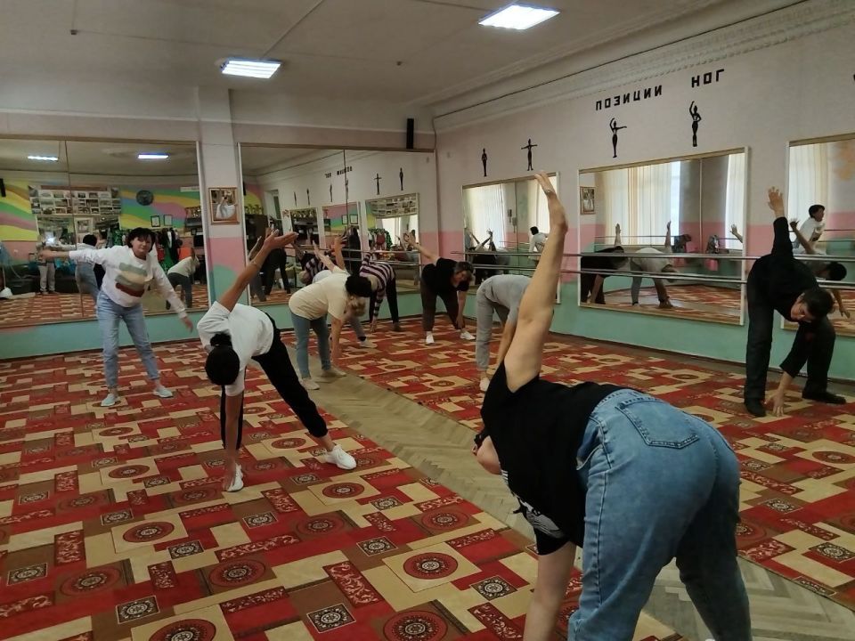 Зарядка с утра – залог бодрого дня! Она создаёт позитивный настрой на весь день и хорошо дисциплинирует человека Зарядка с утра – залог бодрого дня! Она создаёт позитивный настрой на весь день и хорошо дисциплинирует человека