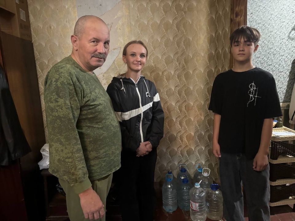 С добром в сердце. Активная молодежь Иловайска продолжает участвовать в акции «Эстафета Добра» и на постоянной основе помогают пожилым людям города в доставке воды С добром в сердце. Активная молодежь Иловайска продолжает участвовать в акции «Эстафета Добра» и на постоянной основе помогают пожилым людям города в доставке воды