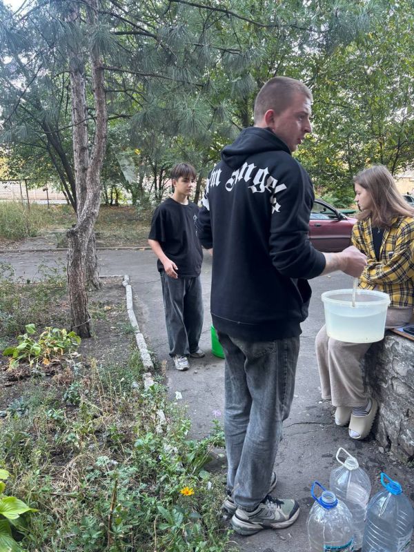 С добром в сердце. Активная молодежь Иловайска продолжает участвовать в акции «Эстафета Добра» и на постоянной основе помогают пожилым людям города в доставке воды С добром в сердце. Активная молодежь Иловайска продолжает участвовать в акции «Эстафета Добра» и на постоянной основе помогают пожилым людям города в доставке воды