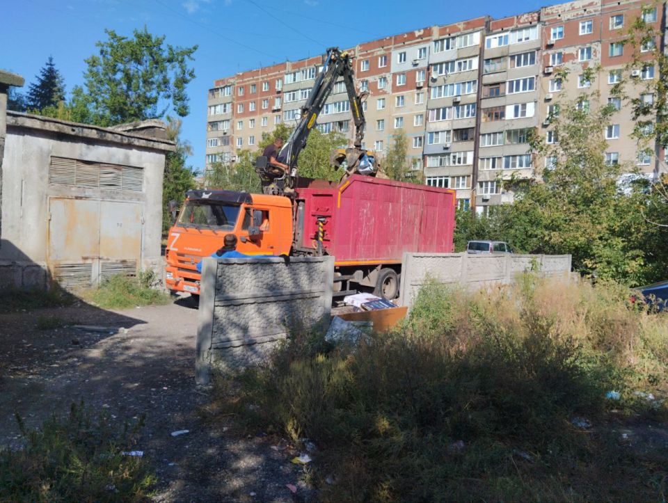 19 сентября с целью приведения территории в надлежащее санитарное состояние выполнены работы по вывозу крупногабаритных накоплений мусора на контейнерных площадках по адресам: ул. Ленина, д. 137, д. 153, д. 155; мкр.... 19 сентября с целью приведения территории в надлежащее санитарное состояние выполнены работы по вывозу крупногабаритных накоплений мусора на контейнерных площадках по адресам: ул. Ленина, д. 137, д. 153, д. 155; мкр....