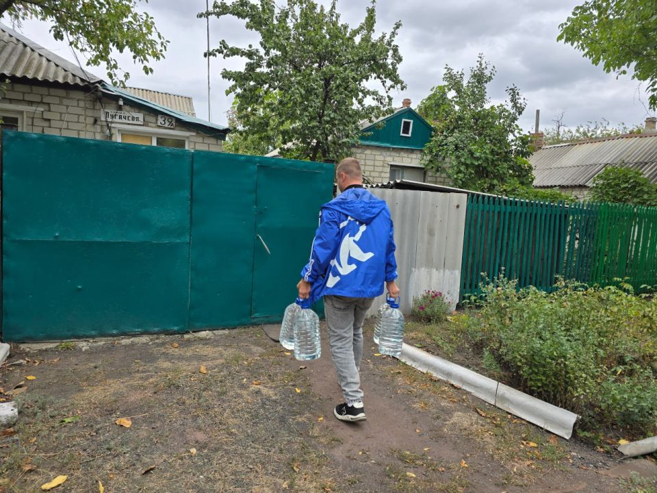 Руководитель общественной приемной Дебальцевского МО всероссийской политической партии «Единая Россия» Татьяна Норец совместно активистами "Движение Первых" доставили питьевую воду Руководитель общественной приемной Дебальцевского МО всероссийской политической партии «Единая Россия» Татьяна Норец совместно активистами "Движение Первых" доставили питьевую воду