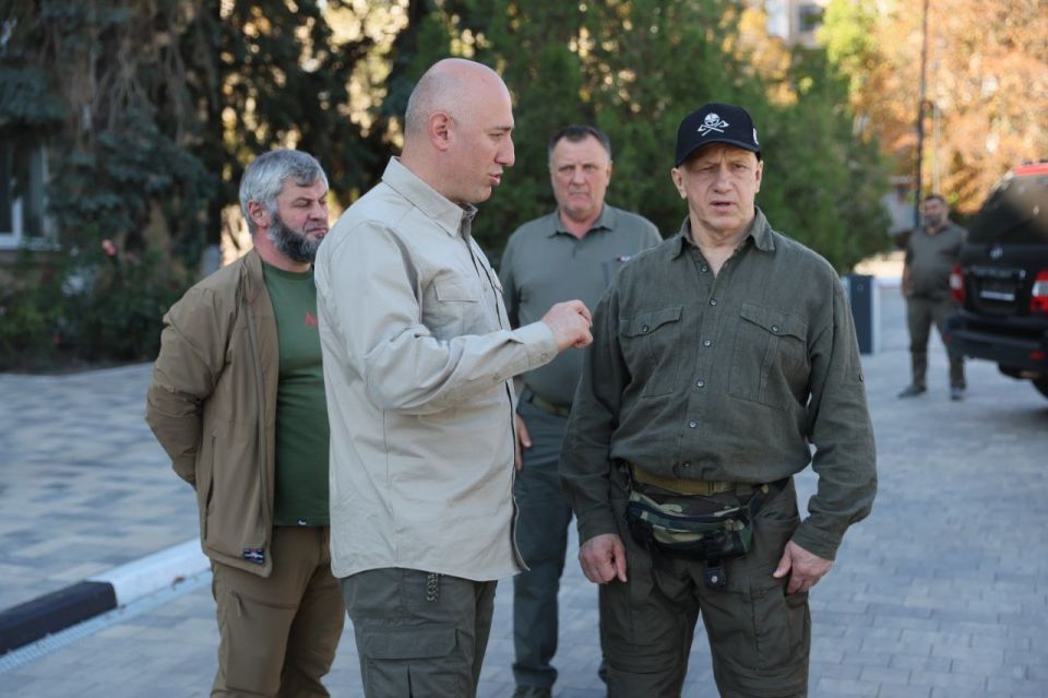 В ДНР полпред ДФО Юрий Трутнев посетил подшефные дальневосточным регионам территории и встретился с руководителями рабочих групп Амурской, Магаданской и Сахалинской областей В ДНР полпред ДФО Юрий Трутнев посетил подшефные дальневосточным регионам территории и встретился с руководителями рабочих групп Амурской, Магаданской и Сахалинской областей