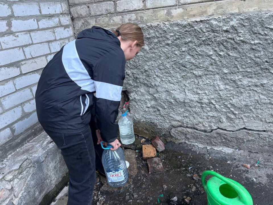 Денис Зубов: С добром в сердце. Активная молодежь Иловайска продолжает участвовать в акции «Эстафета Добра» и на постоянной основе помогают пожилым людям города в доставке воды Денис Зубов: С добром в сердце. Активная молодежь Иловайска продолжает участвовать в акции «Эстафета Добра» и на постоянной основе помогают пожилым людям города в доставке воды