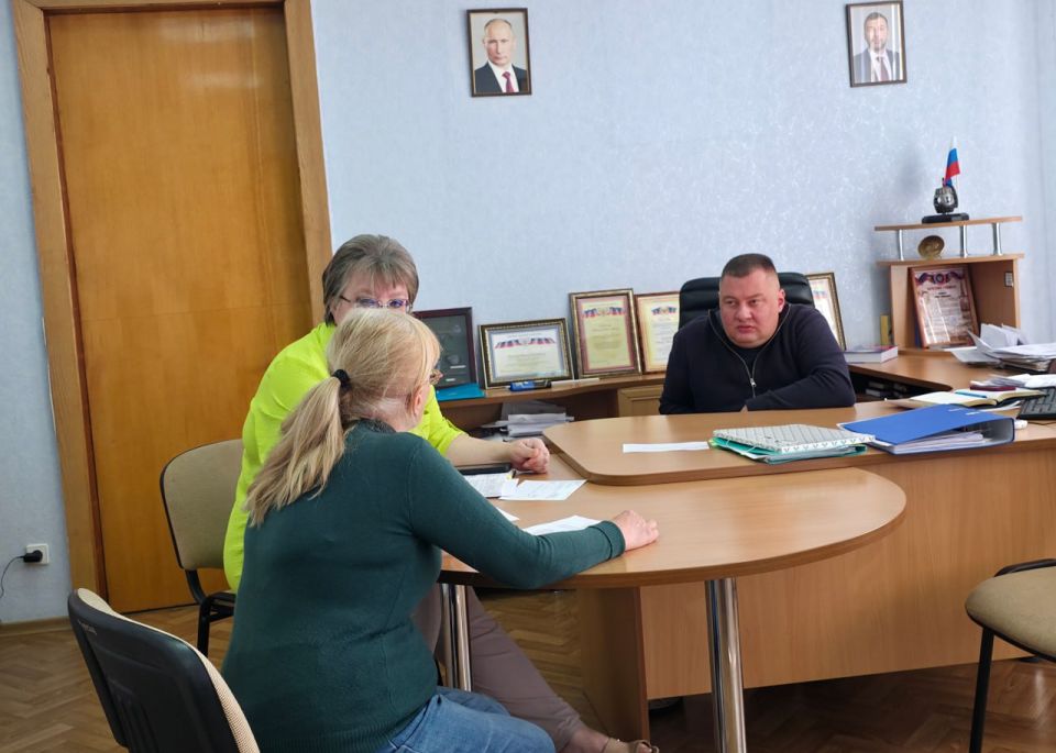 В понедельник, 22 сентября, руководитель Управы Куйбышевского внутригородского района Администрации городского округа Донецк Иван Адамец провел плановый прием граждан В понедельник, 22 сентября, руководитель Управы Куйбышевского внутригородского района Администрации городского округа Донецк Иван Адамец провел плановый прием граждан