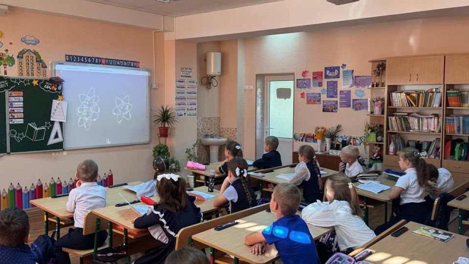 «Разговоры о важном». Утро в ГБОУ "Тельмановская гимназия Тельмановского м.о." традиционно началось с торжественной линейки и почётного права выноса флага Российской Федерации и флага Донецкой Народной Республики юнармейцами... «Разговоры о важном». Утро в ГБОУ "Тельмановская гимназия Тельмановского м.о." традиционно началось с торжественной линейки и почётного права выноса флага Российской Федерации и флага Донецкой Народной Республики юнармейцами...
