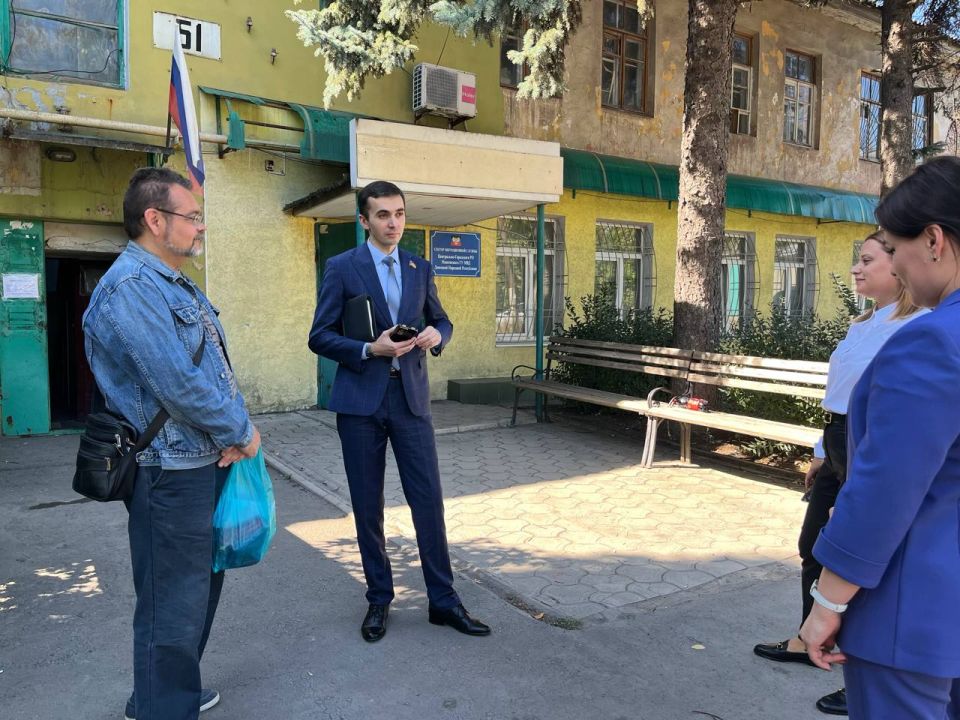 22 сентября депутат Макеевского городского совета Сергей Зуев провел встречу с жителями по адресу: г.о. Макеевка, г. Макеевка, ул. Панченко, д.51 22 сентября депутат Макеевского городского совета Сергей Зуев провел встречу с жителями по адресу: г.о. Макеевка, г. Макеевка, ул. Панченко, д.51