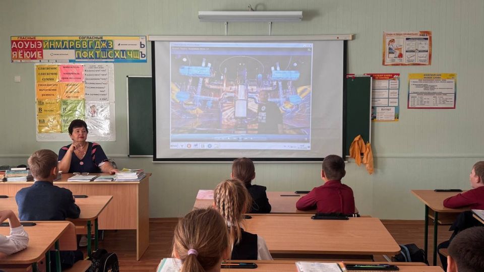 «Разговоры о важном». Утро в Тельмановской гимназии традиционно началось с торжественной линейки и почётного права выноса флага Российской Федерации и флага Донецкой Народной Республики юнармейцами ВПК «Юные патриоты... «Разговоры о важном». Утро в Тельмановской гимназии традиционно началось с торжественной линейки и почётного права выноса флага Российской Федерации и флага Донецкой Народной Республики юнармейцами ВПК «Юные патриоты...
