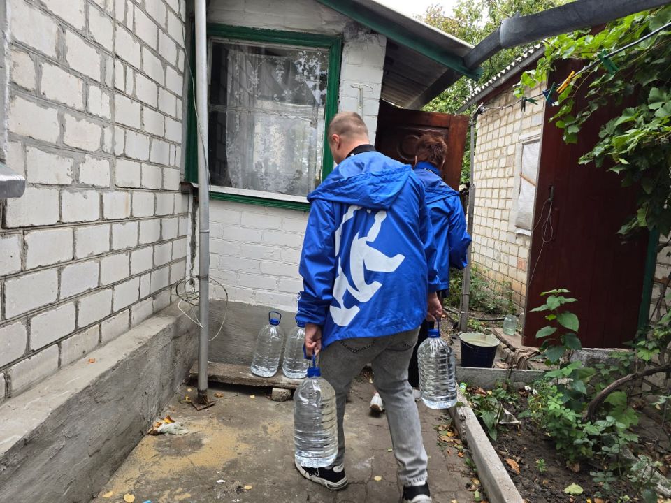 Руководитель общественной приемной Дебальцевского МО всероссийской политической партии «Единая Россия» Татьяна Норец совместно активистами "Движение Первых" доставили питьевую воду Руководитель общественной приемной Дебальцевского МО всероссийской политической партии «Единая Россия» Татьяна Норец совместно активистами "Движение Первых" доставили питьевую воду