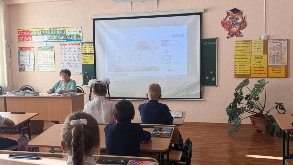 «Разговоры о важном». Утро в ГБОУ "Тельмановская гимназия Тельмановского м.о." традиционно началось с торжественной линейки и почётного права выноса флага Российской Федерации и флага Донецкой Народной Республики юнармейцами... «Разговоры о важном». Утро в ГБОУ "Тельмановская гимназия Тельмановского м.о." традиционно началось с торжественной линейки и почётного права выноса флага Российской Федерации и флага Донецкой Народной Республики юнармейцами...