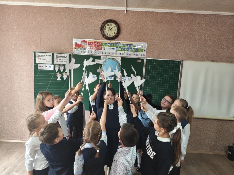 21 сентября - День мира!. В рамках партийного проекта "Новая школа" Всероссийской политической партии Единая Россия 19 сентября в школе №2 городского округа Енакиево прошло мероприятие для учащихся младшей школы, посвященное... 21 сентября - День мира!. В рамках партийного проекта "Новая школа" Всероссийской политической партии Единая Россия 19 сентября в школе №2 городского округа Енакиево прошло мероприятие для учащихся младшей школы, посвященное...