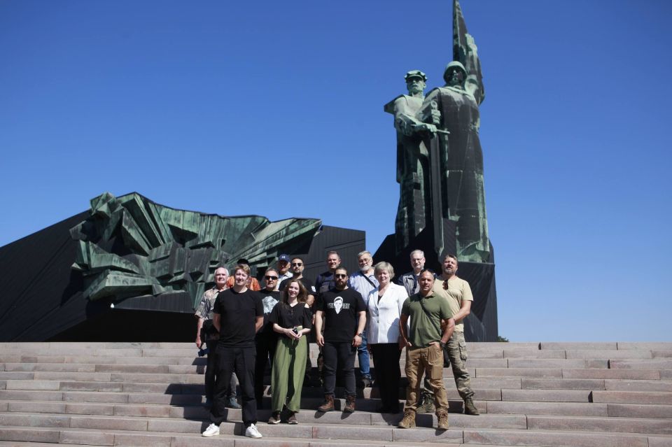 В очередной раз (девятый) организовали пресс-тур на Донбасс для иностранных журналистов и блогеров В очередной раз (девятый) организовали пресс-тур на Донбасс для иностранных журналистов и блогеров