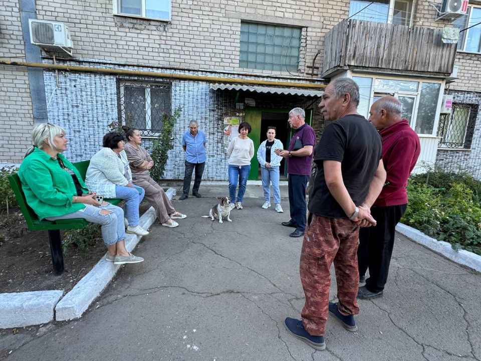 Сергей Литвинов: Обсудил с жителями Ждановки важные вопросы коммунального обслуживания Сергей Литвинов: Обсудил с жителями Ждановки важные вопросы коммунального обслуживания