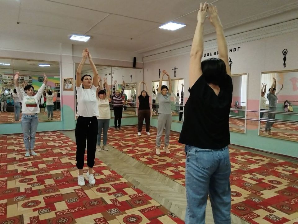 Зарядка с утра – залог бодрого дня! Она создаёт позитивный настрой на весь день и хорошо дисциплинирует человека Зарядка с утра – залог бодрого дня! Она создаёт позитивный настрой на весь день и хорошо дисциплинирует человека