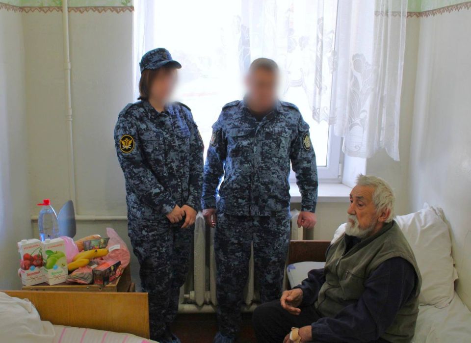 Сотрудники ИК-7 навестили спасенного на пожаре мужчину Сотрудники ИК-7 навестили спасенного на пожаре мужчину