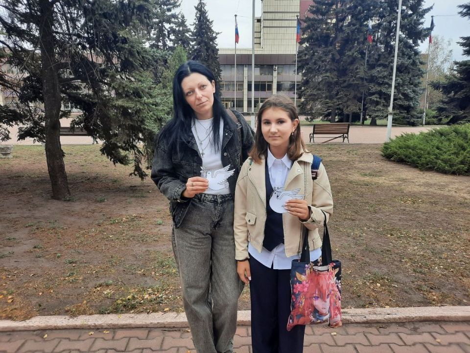 21 сентября - День мира!. В рамках партийного проекта "Новая школа" Всероссийской политической партии Единая Россия 19 сентября в школе №2 городского округа Енакиево прошло мероприятие для учащихся младшей школы, посвященное... 21 сентября - День мира!. В рамках партийного проекта "Новая школа" Всероссийской политической партии Единая Россия 19 сентября в школе №2 городского округа Енакиево прошло мероприятие для учащихся младшей школы, посвященное...
