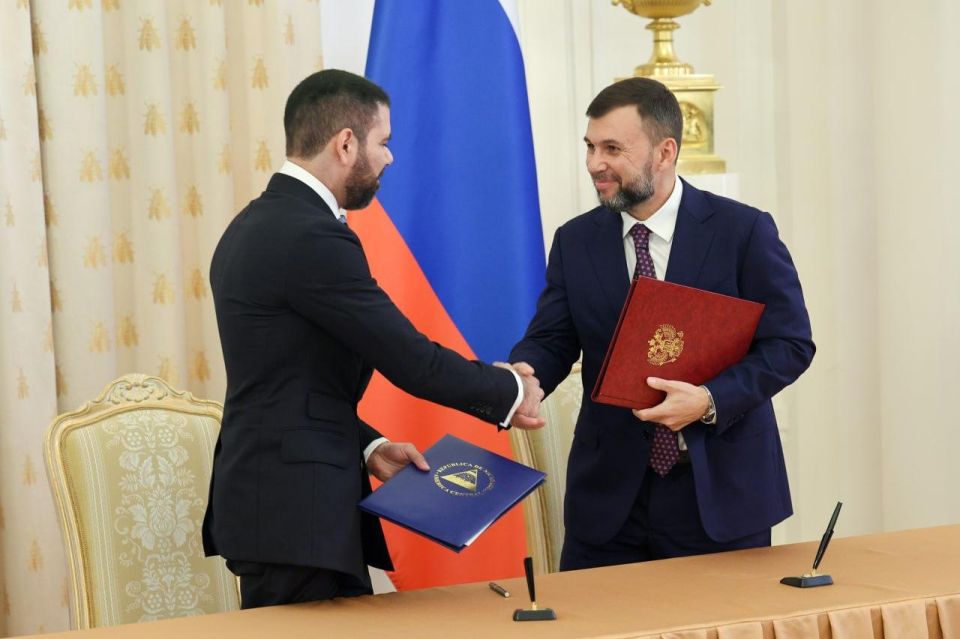 22 сентября в присутствии Министра иностранных дел Российской Федерации С.В.Лаврова состоялась церемония заключения соглашений о сотрудничестве между ДНР, ЛНР, Запорожской, Херсонской областями, г.Севастополем и Республикой... 22 сентября в присутствии Министра иностранных дел Российской Федерации С.В.Лаврова состоялась церемония заключения соглашений о сотрудничестве между ДНР, ЛНР, Запорожской, Херсонской областями, г.Севастополем и Республикой...