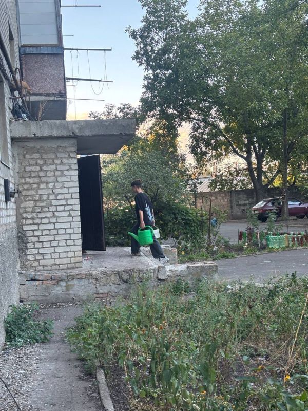 Денис Зубов: С добром в сердце. Активная молодежь Иловайска продолжает участвовать в акции «Эстафета Добра» и на постоянной основе помогают пожилым людям города в доставке воды Денис Зубов: С добром в сердце. Активная молодежь Иловайска продолжает участвовать в акции «Эстафета Добра» и на постоянной основе помогают пожилым людям города в доставке воды