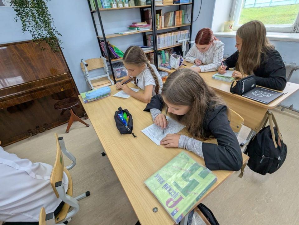 Свердловские школьники провели телемосты с ребятами из Тельмановского округа Свердловские школьники провели телемосты с ребятами из Тельмановского округа