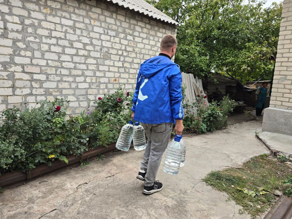Руководитель общественной приемной Дебальцевского МО всероссийской политической партии «Единая Россия» Татьяна Норец совместно активистами "Движение Первых" доставили питьевую воду Руководитель общественной приемной Дебальцевского МО всероссийской политической партии «Единая Россия» Татьяна Норец совместно активистами "Движение Первых" доставили питьевую воду