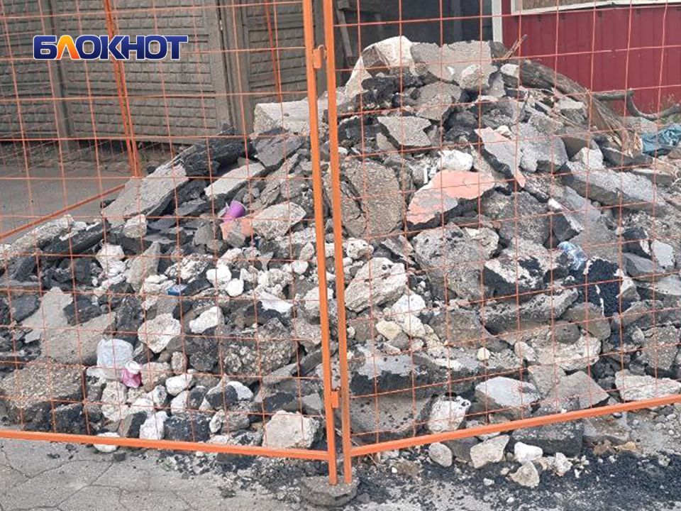 Дворы на улице Артёма в Донецке стали похожи на испытательный полигон из-за мусора Дворы на улице Артёма в Донецке стали похожи на испытательный полигон из-за мусора