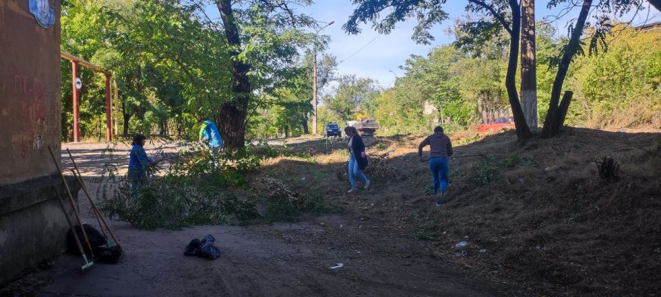 С целью наведения надлежащего санитарного порядка предприятия, организации и учреждения Кировского внутригородского района продолжают проводить субботники на закрепленных и прилегающих к ним территориях С целью наведения надлежащего санитарного порядка предприятия, организации и учреждения Кировского внутригородского района продолжают проводить субботники на закрепленных и прилегающих к ним территориях