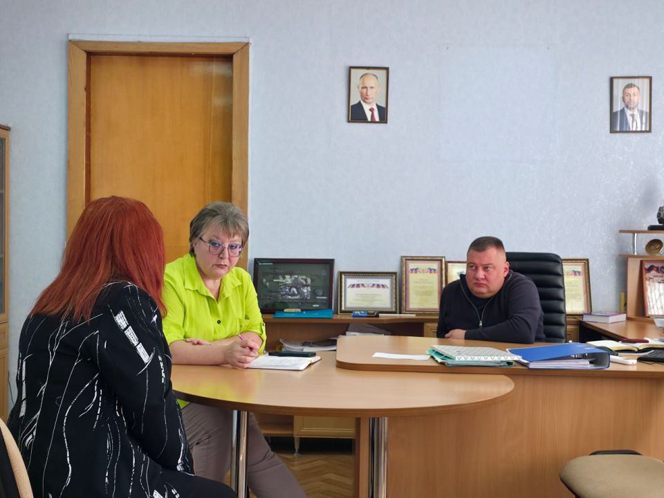 В понедельник, 22 сентября, руководитель Управы Куйбышевского внутригородского района Администрации городского округа Донецк Иван Адамец провел плановый прием граждан В понедельник, 22 сентября, руководитель Управы Куйбышевского внутригородского района Администрации городского округа Донецк Иван Адамец провел плановый прием граждан