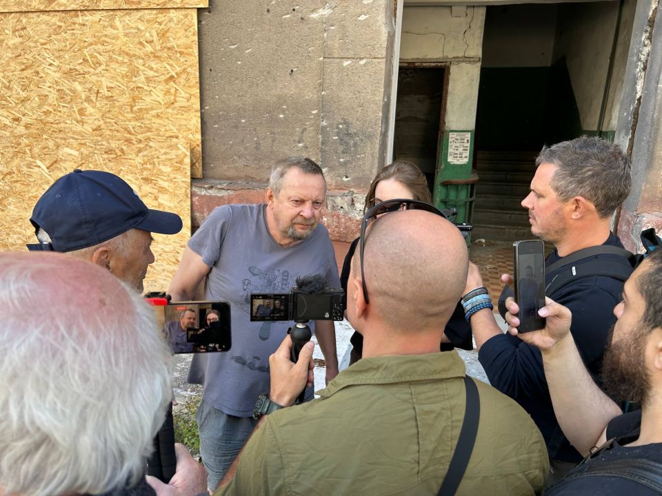 В очередной раз (девятый) организовали пресс-тур на Донбасс для иностранных журналистов и блогеров В очередной раз (девятый) организовали пресс-тур на Донбасс для иностранных журналистов и блогеров