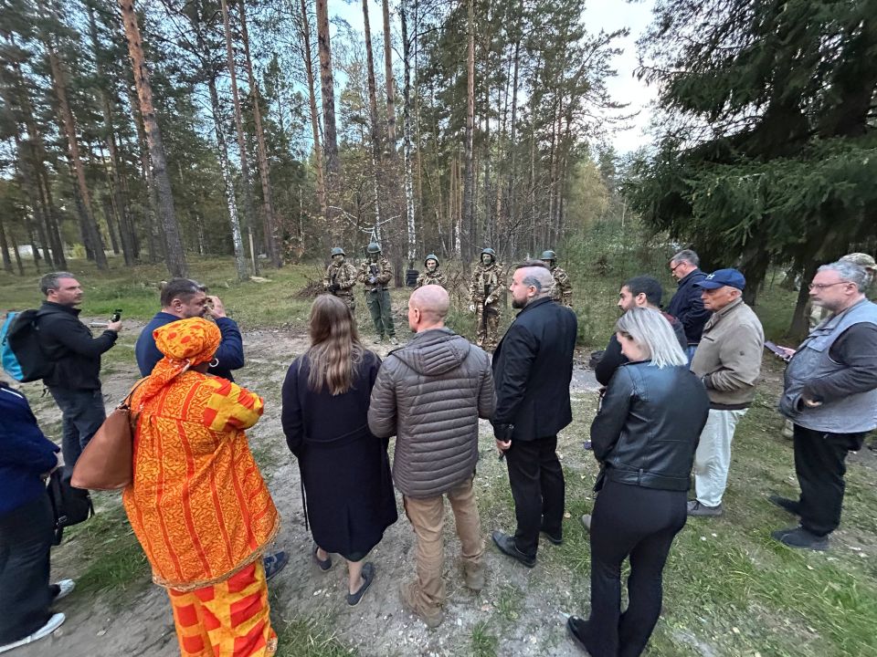 В очередной раз (девятый) организовали пресс-тур на Донбасс для иностранных журналистов и блогеров