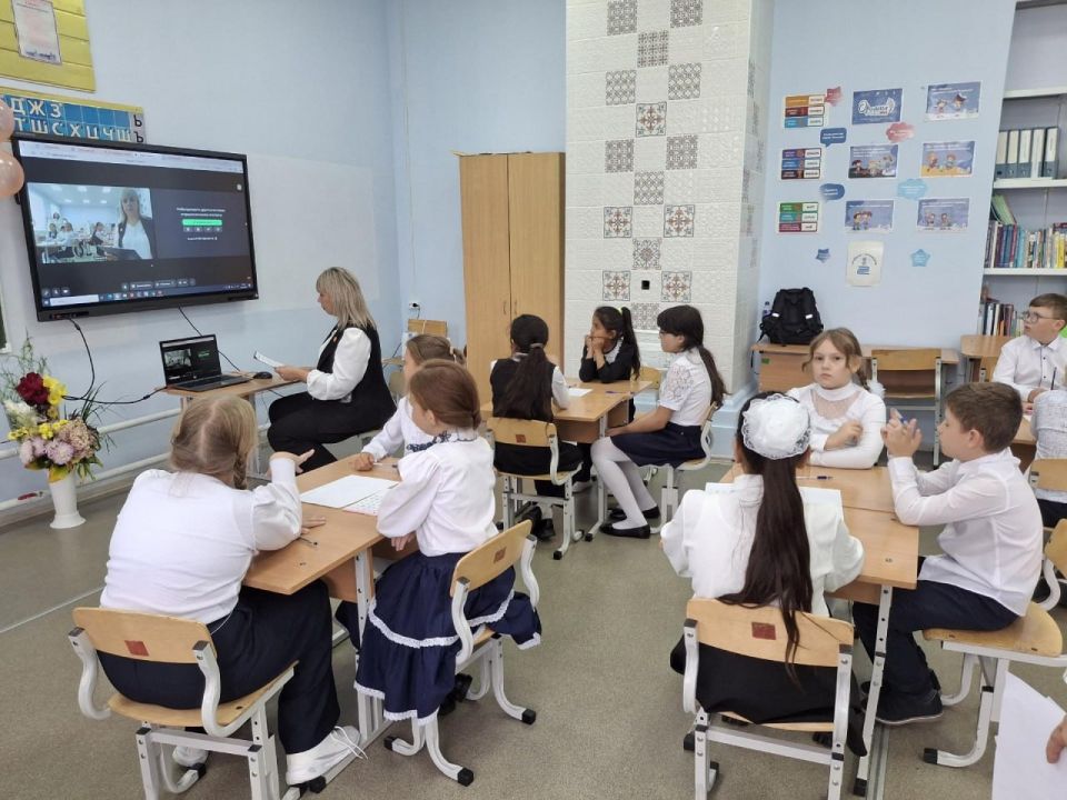 Свердловские школьники провели телемосты с ребятами из Тельмановского округа Свердловские школьники провели телемосты с ребятами из Тельмановского округа