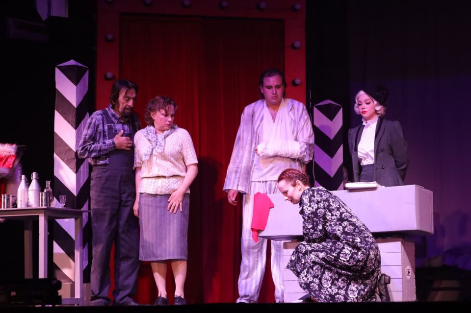 В Мариупольском театре премьера – «Предупреждение» В Мариупольском театре премьера – «Предупреждение»