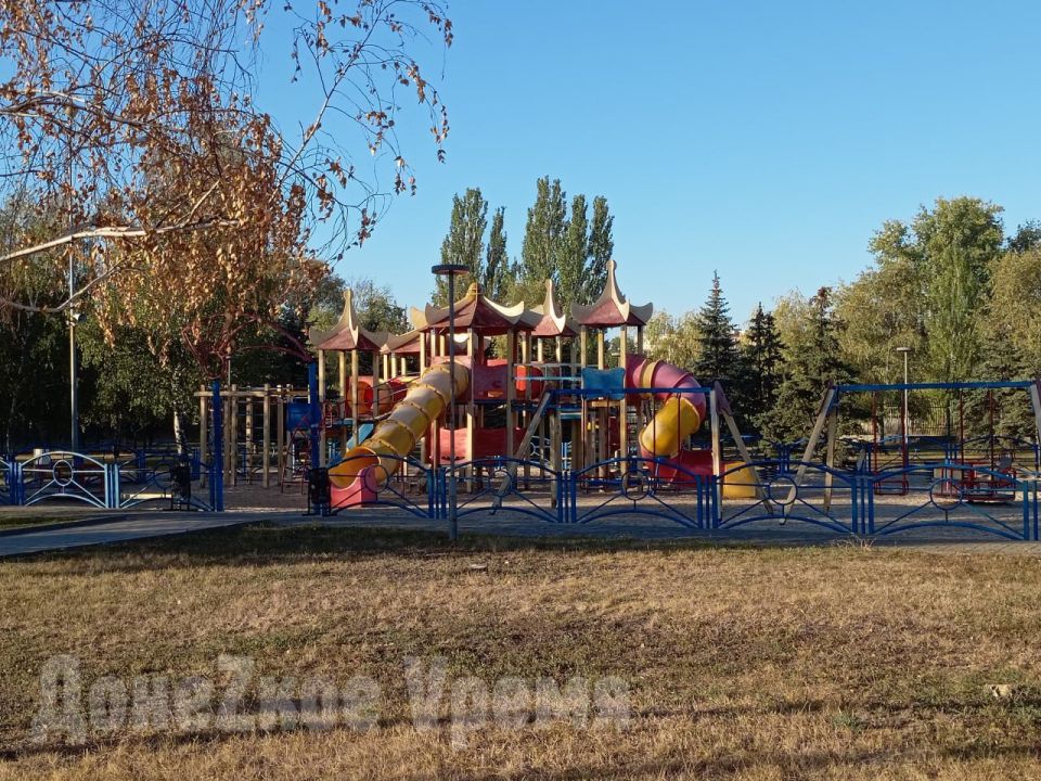 Приятно удивляет чистотой и цветущими розами: главный парк Петровского района Донецка возвращается к жизни Приятно удивляет чистотой и цветущими розами: главный парк Петровского района Донецка возвращается к жизни