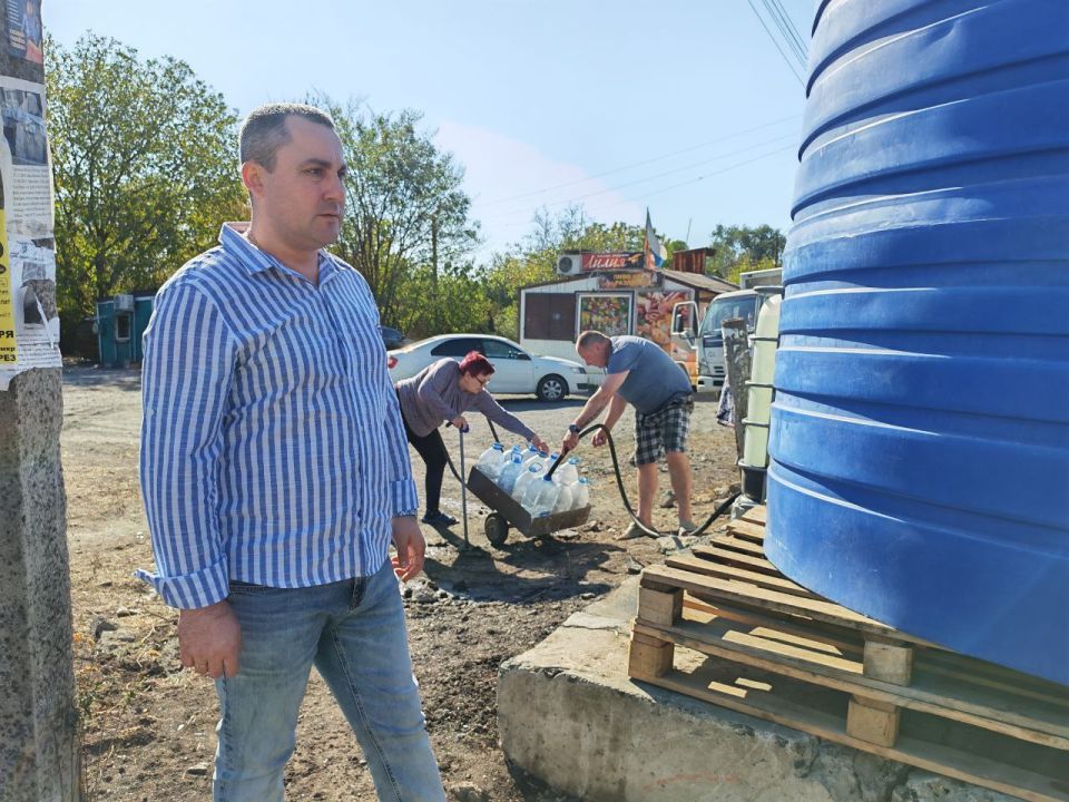 По поручению Главы Республики Дениса Пушилина депутат Торезского городского совета Игорь Шинкарев присутствовал при подвозе воды в ранее установленную ёмкость по улице 50 лет ВЛКСМ По поручению Главы Республики Дениса Пушилина депутат Торезского городского совета Игорь Шинкарев присутствовал при подвозе воды в ранее установленную ёмкость по улице 50 лет ВЛКСМ
