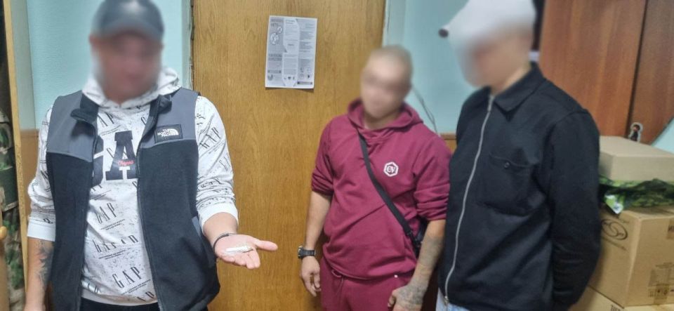 В Донецке полицейские пресекли факты незаконного хранения наркотиков В Донецке полицейские пресекли факты незаконного хранения наркотиков
