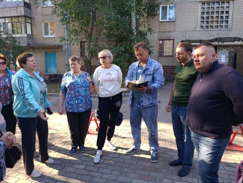 В ходе встречи с жителями дома №155б по ул. Куйбышева руководитель районной управы Иван Адамец и депутат горсовета Сергей Остапенко обсудили вопросы водоснабжения, ЖКХ и благоустройства В ходе встречи с жителями дома №155б по ул. Куйбышева руководитель районной управы Иван Адамец и депутат горсовета Сергей Остапенко обсудили вопросы водоснабжения, ЖКХ и благоустройства