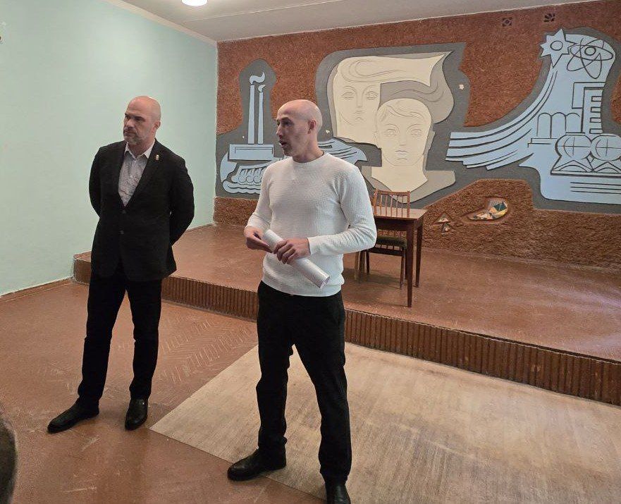 Заместитель председателя #Комитет_по_физической_культуре_спорту_и_туризму Сергей Парчевский (фракция «Единая Россия») и глава муниципального образования городского округа Дебальцево Сергей Желновач встретились с трудовым... Заместитель председателя #Комитет_по_физической_культуре_спорту_и_туризму Сергей Парчевский (фракция «Единая Россия») и глава муниципального образования городского округа Дебальцево Сергей Желновач встретились с трудовым...
