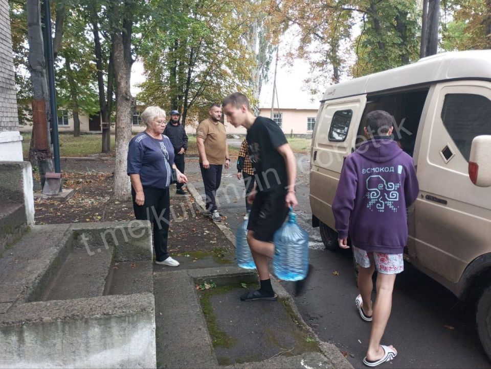 В Донецке организовали доставку питьевой воды в поселок Старомихайловку В Донецке организовали доставку питьевой воды в поселок Старомихайловку
