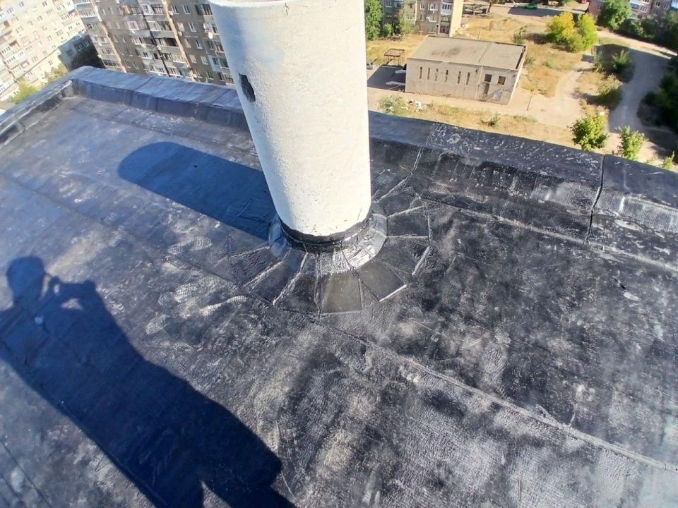 Подрядчики Нижегородской области восстанавливают кровлю жилого дома в Харцызске Подрядчики Нижегородской области восстанавливают кровлю жилого дома в Харцызске
