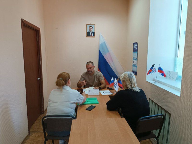 Сегодня, 23 сентября Игорь Сепик, депутат Макеевского городского совета провёл приём граждан в Общественной приемной Председателя партии «Единая Россия» Червоногвардейского района городского округа Макеевка Сегодня, 23 сентября Игорь Сепик, депутат Макеевского городского совета провёл приём граждан в Общественной приемной Председателя партии «Единая Россия» Червоногвардейского района городского округа Макеевка