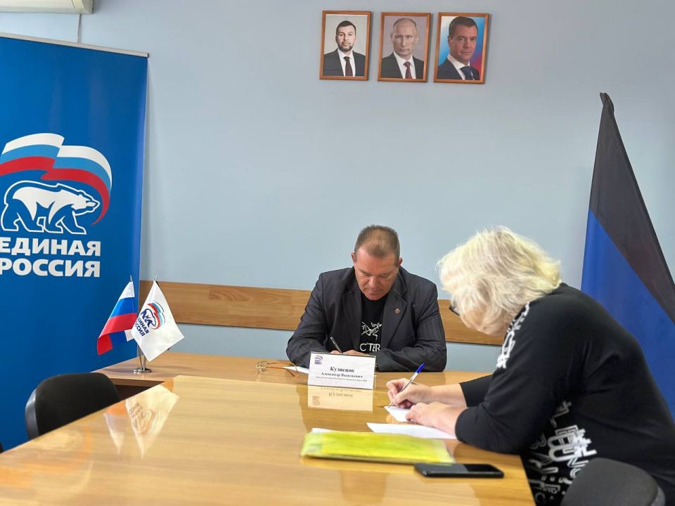 Денис Зубов: Прием граждан. Сегодня, 23 сентября, в общественной приемной Всероссийской политической партии "Единая Россия" прошла встреча с жителями городского округа Иловайск Денис Зубов: Прием граждан. Сегодня, 23 сентября, в общественной приемной Всероссийской политической партии "Единая Россия" прошла встреча с жителями городского округа Иловайск