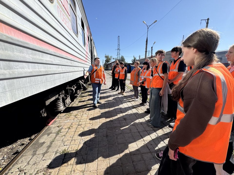 Для выпускников Мариупольского металлургического профильного техникума был организован профессиональный тур на железную дорогу Для выпускников Мариупольского металлургического профильного техникума был организован профессиональный тур на железную дорогу