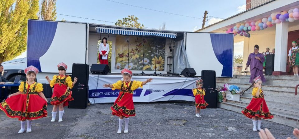 Проект Единой России «Культура малой Родины» направлен на сохранение и развитие культурных традиций регионов России, в рамках которого в Донецкой Народной Республике активно функционируют многофункциональные передвижные... Проект Единой России «Культура малой Родины» направлен на сохранение и развитие культурных традиций регионов России, в рамках которого в Донецкой Народной Республике активно функционируют многофункциональные передвижные...