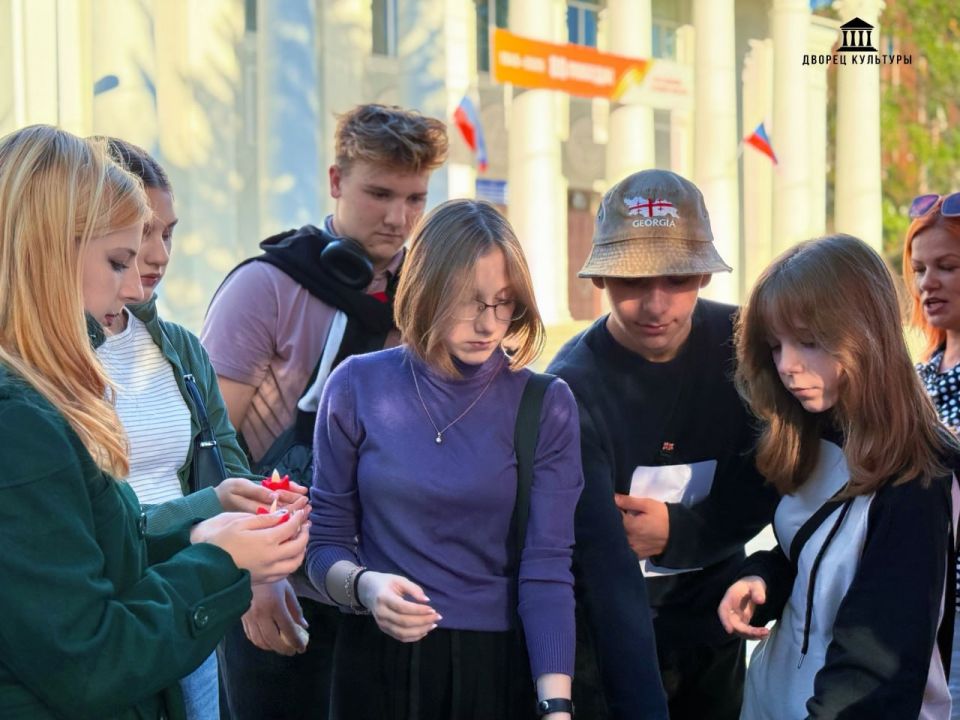 22 сентября на площади перед ДК творческие сотрудники ХГДК совместно с ЦРМИР провели тематическое мероприятие, посвященного Дню мира 22 сентября на площади перед ДК творческие сотрудники ХГДК совместно с ЦРМИР провели тематическое мероприятие, посвященного Дню мира