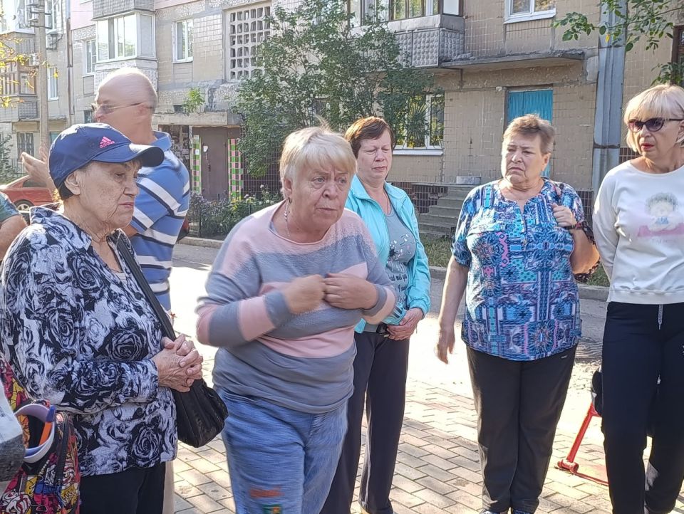 В ходе встречи с жителями дома №155б по ул. Куйбышева руководитель районной управы Иван Адамец и депутат горсовета Сергей Остапенко обсудили вопросы водоснабжения, ЖКХ и благоустройства В ходе встречи с жителями дома №155б по ул. Куйбышева руководитель районной управы Иван Адамец и депутат горсовета Сергей Остапенко обсудили вопросы водоснабжения, ЖКХ и благоустройства