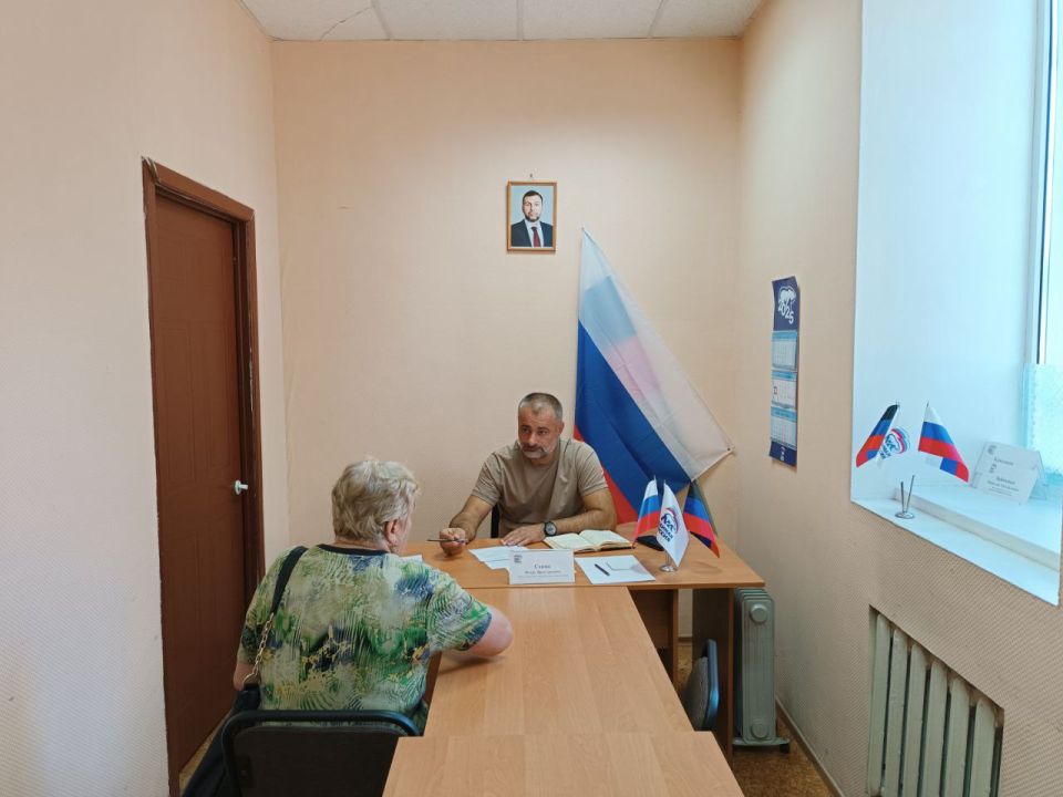 Сегодня, 23 сентября Игорь Сепик, депутат Макеевского городского совета провёл приём граждан в Общественной приемной Председателя партии «Единая Россия» Червоногвардейского района городского округа Макеевка Сегодня, 23 сентября Игорь Сепик, депутат Макеевского городского совета провёл приём граждан в Общественной приемной Председателя партии «Единая Россия» Червоногвардейского района городского округа Макеевка